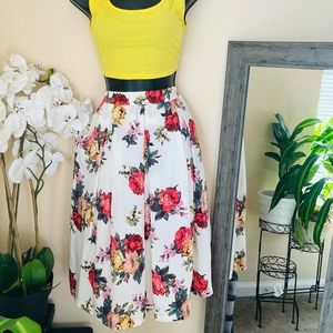 HP🎉 Tahari by Arthur S Levine Beautiful Floral Skirt